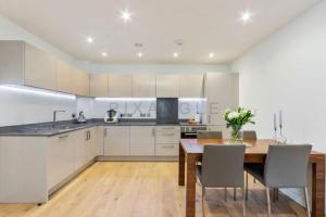 Beautiful large 3 bed 2 bath flat in Stratford