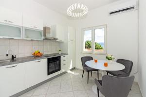 Apartment KATE only 10 meter from beach near SPLIT