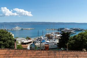 Apartment KATE only 10 meter from beach near SPLIT