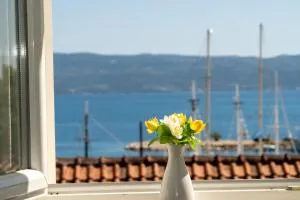 Apartment KATE only 10 meter from beach near SPLIT - Krilo