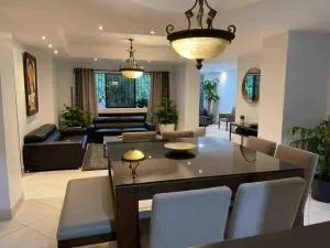 Elegant, Spacious Four Plus Rooms City Apartment - Los Prados