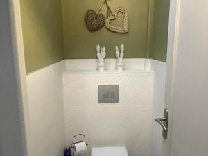 Maisons de vacances Gite elegant avec grand jardin prive, idealement situe pres des chateaux et activites, tout inclus - FR-1-491-358 : photos des chambres