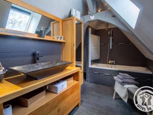 Maisons de vacances Gite charmant avec jardin, proche activites nautiques - FR-1-622-75 : photos des chambres