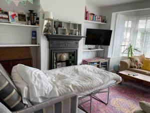 Lovely Bright House close to Brighton