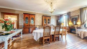 B&B / Chambres d'hotes Demeure Saint Louis Historic manor, City 700m, parking,A C,Clim,WIFI, heated pool, city view : photos des chambres