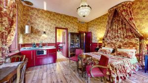 B&B / Chambres d'hotes Demeure Saint Louis Historic manor, City 700m, parking,A C,Clim,WIFI, heated pool, city view : photos des chambres