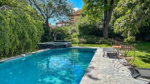 B&B / Chambres d'hotes Demeure Saint Louis Historic manor, City 700m, parking,A C,Clim,WIFI, heated pool, city view : photos des chambres