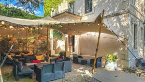 B&B / Chambres d'hotes Demeure Saint Louis Historic manor, City 700m, parking,A C,Clim,WIFI, heated pool, city view : photos des chambres