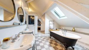 B&B / Chambres d'hotes Demeure Saint Louis Historic manor, City 700m, parking,A C,Clim,WIFI, heated pool, city view : photos des chambres