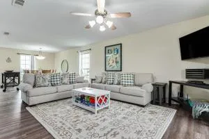 Deep Blue Yonder - Ping-pong! Bikes! Games! Cute and cozy 3-bed, 2-bath home in the heart of Crystal Beach! - Crystal Beach