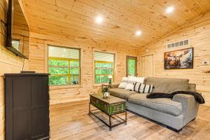 Hike, Fish and More! Cozy Cabin in Hocking Hills
