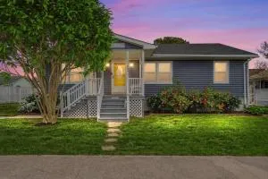 Caribbean Breeze Beach House Sleeps 8 - Devil Island