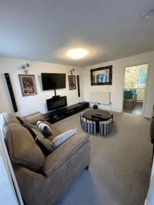 KAMPA'S Spacious 2 Bed House in DY4 for any Term - 提普顿