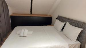 Brand new 1BR Top Moedani