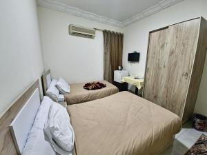 THE HOUSE PYRAMIDS VIEW inn