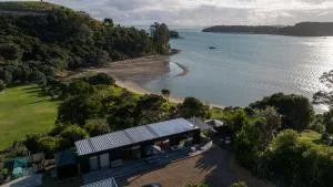 Wharetana Bay Villa with private walkway to beach! - Putaki Bay