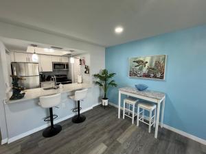 Luxury Beach Condo Located On The Bay In A Tropical Oasis!!!