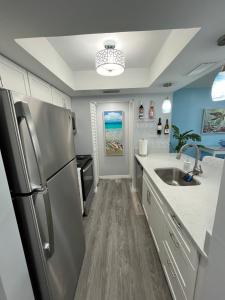 Luxury Beach Condo Located On The Bay In A Tropical Oasis!!!