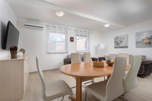 Apartments with parking spaces Baska, Krk - 19529