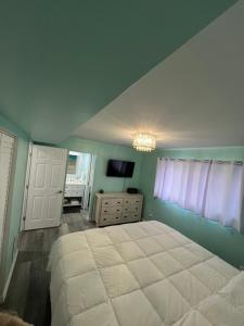 Luxury Beach Condo Located On The Bay In A Tropical Oasis!!!