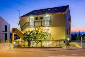 Family-friendly apartments with swimming pool Milna, Brac - 22122