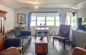 Stunning Stacaravan In Reeuwijk