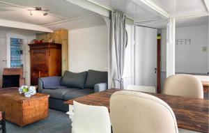 Stunning Stacaravan In Reeuwijk