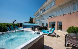 5 Bedroom Lovely Home In Poljane 