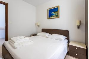 Family-friendly apartments with swimming pool Splitska, Brac - 23224
