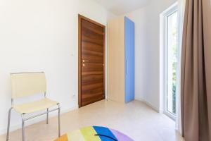 Family-friendly apartments with swimming pool Splitska, Brac - 23224