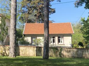 Maisons de vacances Charmante maison avec jardin en face du parc, proche commerces et attractions touristiques - FR-1-489-333 : photos des chambres