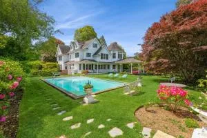 Victorian Traditional in Southampton Village - Bridgehampton