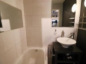 Tignes : Appartement 4 pers, ski aux pieds, balcon, animaux OK, parking, WiFi - FR-1-502-562