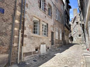 Appartements Duplex de charme au coeur historique de Moulins avec equipements modernes et literie incluse - FR-1-489-523 : photos des chambres