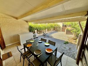 Maisons de vacances Maison mitoyenne 3 pieces avec terrasse, a 900m de la plage - Quartier calme - 4 couchages - Confort - FR-1-229C-96 : photos des chambres