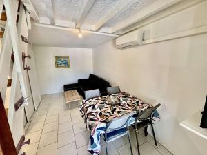 Maisons de vacances Maison mitoyenne 3 pieces avec terrasse, a 900m de la plage - Quartier calme - 4 couchages - Confort - FR-1-229C-96 : photos des chambres