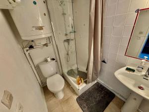 Maisons de vacances Maison mitoyenne 3 pieces avec terrasse, a 900m de la plage - Quartier calme - 4 couchages - Confort - FR-1-229C-96 : photos des chambres