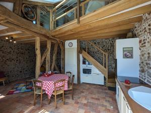 Maisons de vacances Chaleureux Gite avec Terrasse a Proximite de la Loire et des Sites Touristiques - FR-1-590-433 : photos des chambres