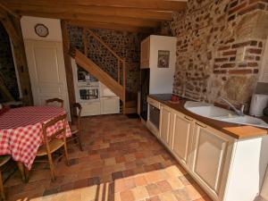 Maisons de vacances Chaleureux Gite avec Terrasse a Proximite de la Loire et des Sites Touristiques - FR-1-590-433 : photos des chambres
