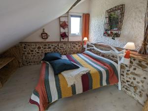 Maisons de vacances Chaleureux Gite avec Terrasse a Proximite de la Loire et des Sites Touristiques - FR-1-590-433 : photos des chambres
