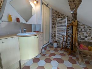 Maisons de vacances Chaleureux Gite avec Terrasse a Proximite de la Loire et des Sites Touristiques - FR-1-590-433 : photos des chambres