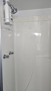 Bright and Cozy Room with Free Parking