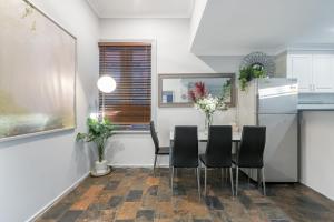 Spacious Quadruple Room - Nearby Station and Park - Close to Chinatown - Shared Bathroom