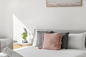 Luminous Ensuite Queen Room - Centrally Located