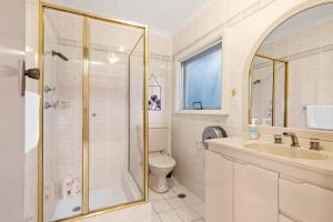 Detached Queen Room in Pymble - Serene Spot - Shared Bathroom