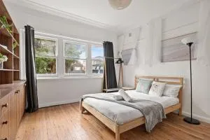 Rustic Double Room - Waterfront - Nearby Shops - Shared Bathroom - Sutherland