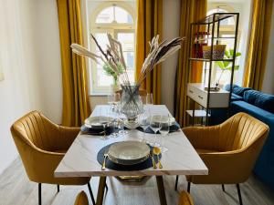 FILMAP-Charmant-Modern-Zentral-Balkon-Beamer-Spieletisch