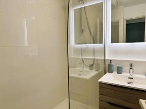 Appartements Fouesnant, appartement pieds dans l-eau, vue mer, piscine chauffee : photos des chambres