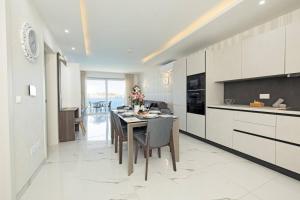 Ivory Suite seafront with views!- Fl 13 by Homely