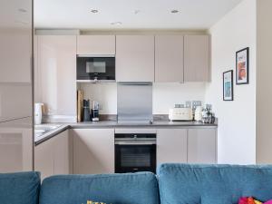 Bright modern flat w parking - Pass the Keys